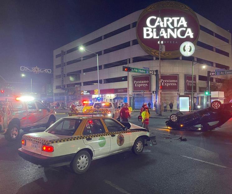 Deja choque-volcadura dos lesionados
