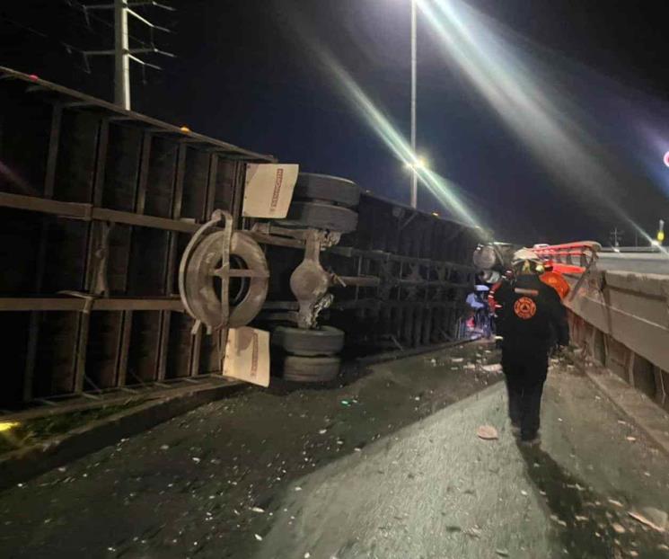 Vuelca tráiler en Santa Catarina