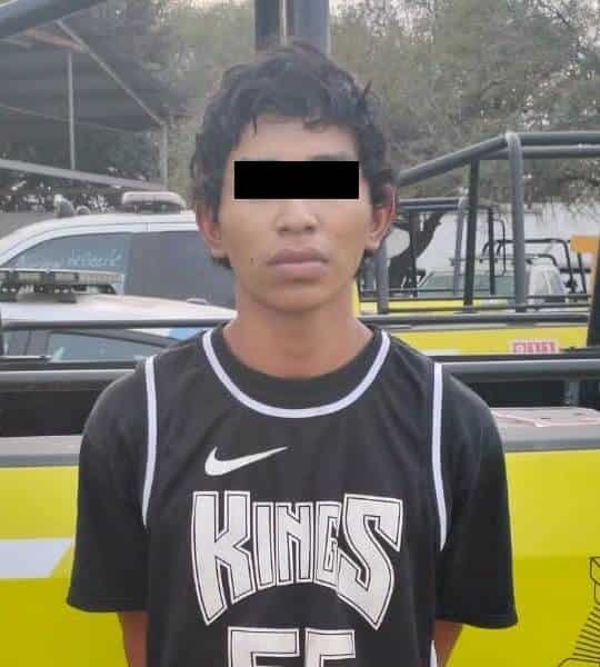 Al estar discutiendo en la vía pública, dos   jóvenes fueron detenidos por oficiales de la Policía de Monterrey, luego que presuntamente se les encontrara en su poder cinco bolsitas de plástico que contenían hierba verde con las características a la mariguana, en la Colonia Estrella.