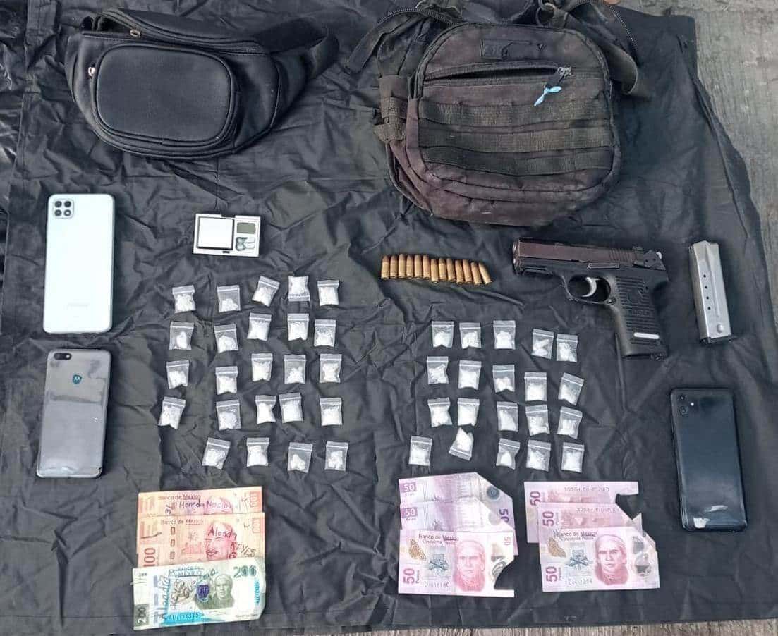 En dos operativos simultáneos, policías de Fuerza Civil, aprehendieron el jueves a ocho integrantes de un grupo delictivo, en el municipio de Juárez.