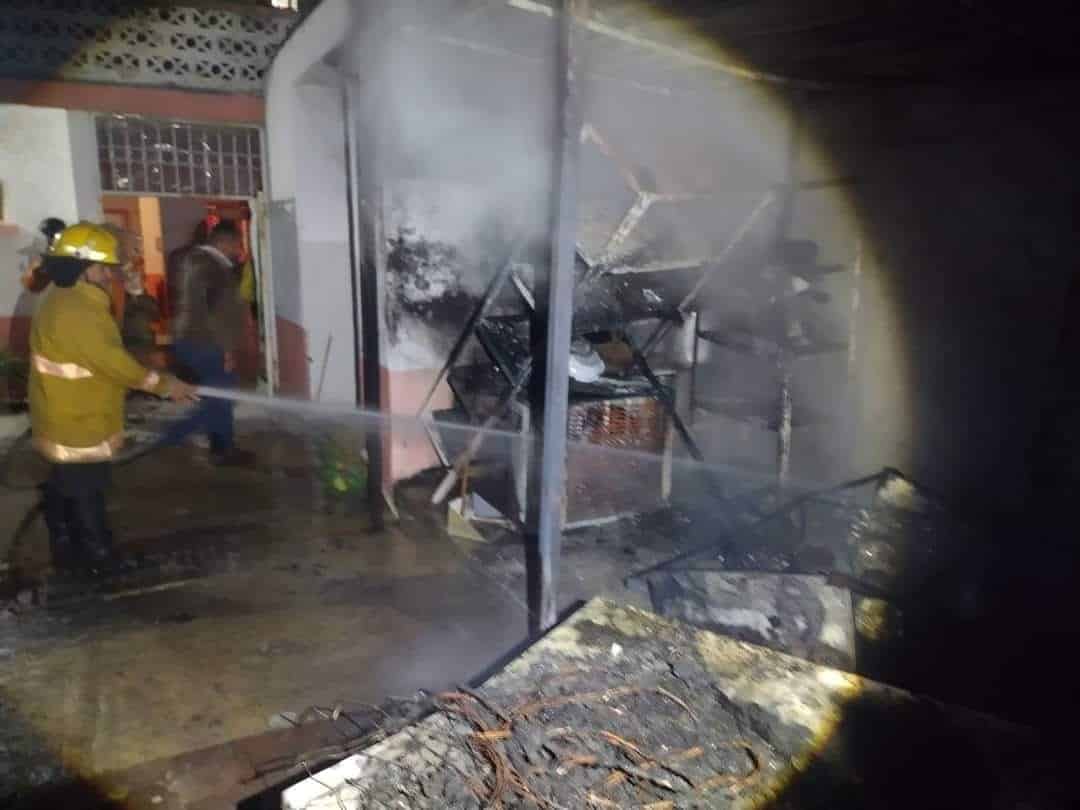Una intensa movilización de brigadistas, se registró en un negocio de comidas, ubicado en calles del municipio de Cadereyta.