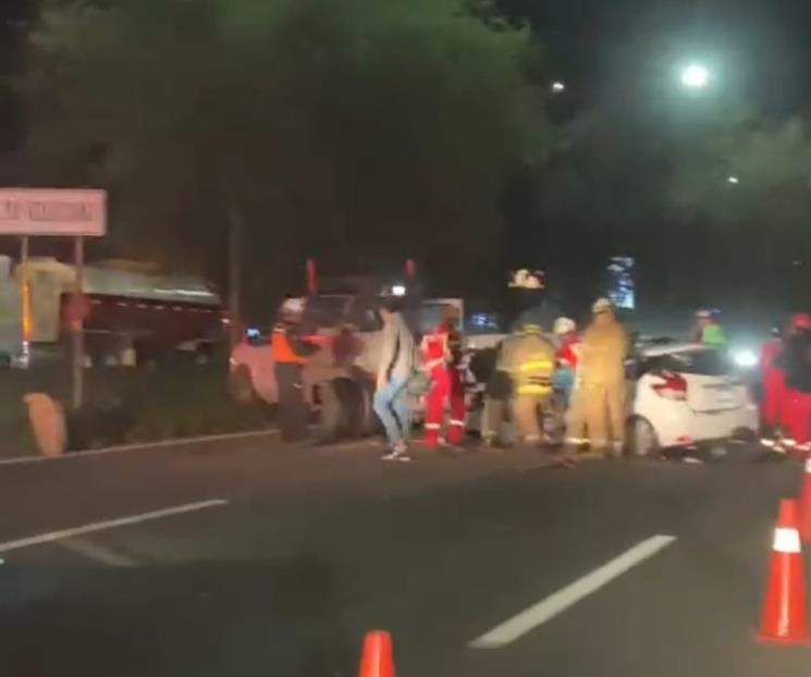 Queda atrapado en choque