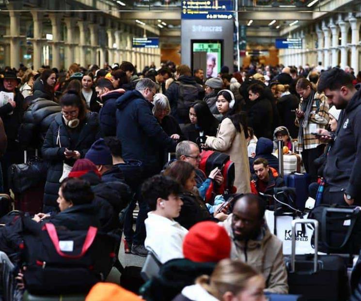 Por túneles inundados, británicos ven arruinadas sus vacaciones
