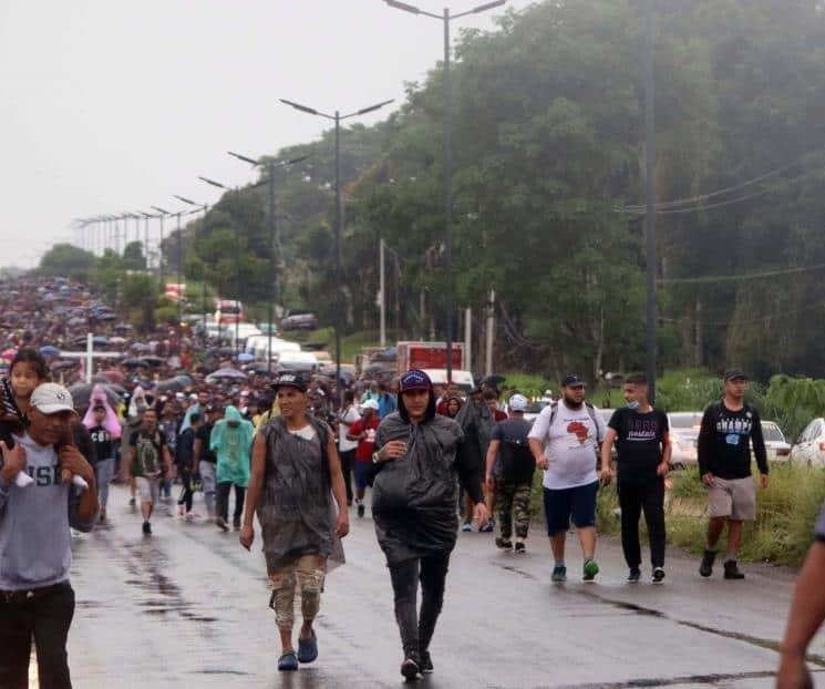Abandonan 2 mil migrantes caravana y avanzan solos a EU