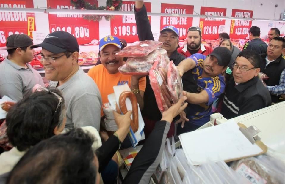 Abarrotan carnicerías  a la víspera de festejos