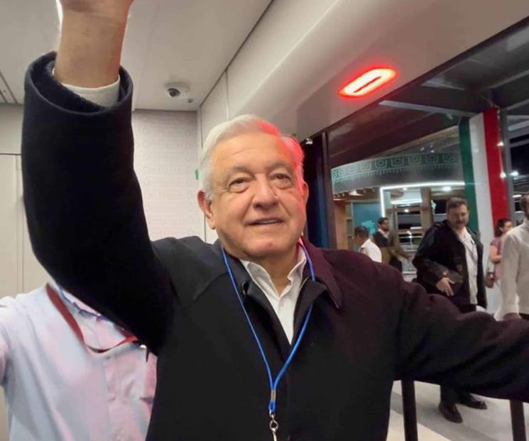 Un regalo para finalizar mi ciclo: AMLO sobre banda presidencial