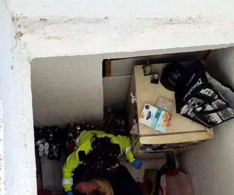 Resulta herida tras caer por tragaluz