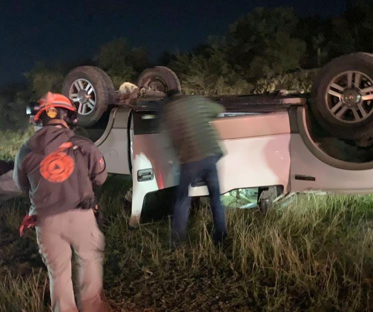 Volcadura en Carretera Nacional deja dos lesionados