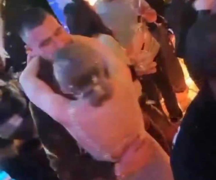 Captan a Taylor Swift y a Travis Kelce besándose en Año Nuevo