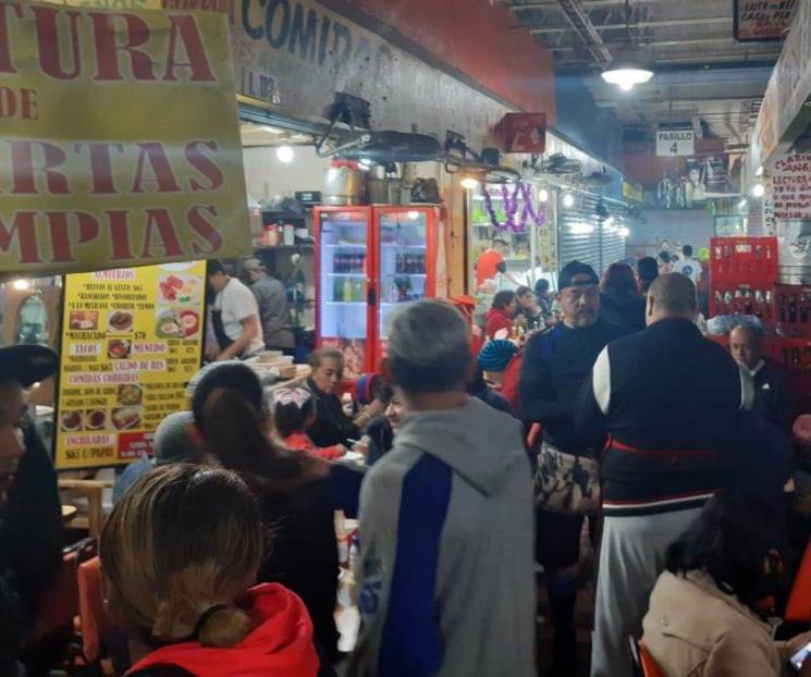 Acuden regios a disfrutar del primer menudo del año en Monterrey