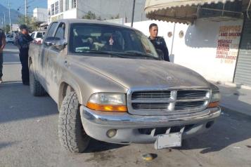 Aseguran camioneta con 70 kilos de cohetes