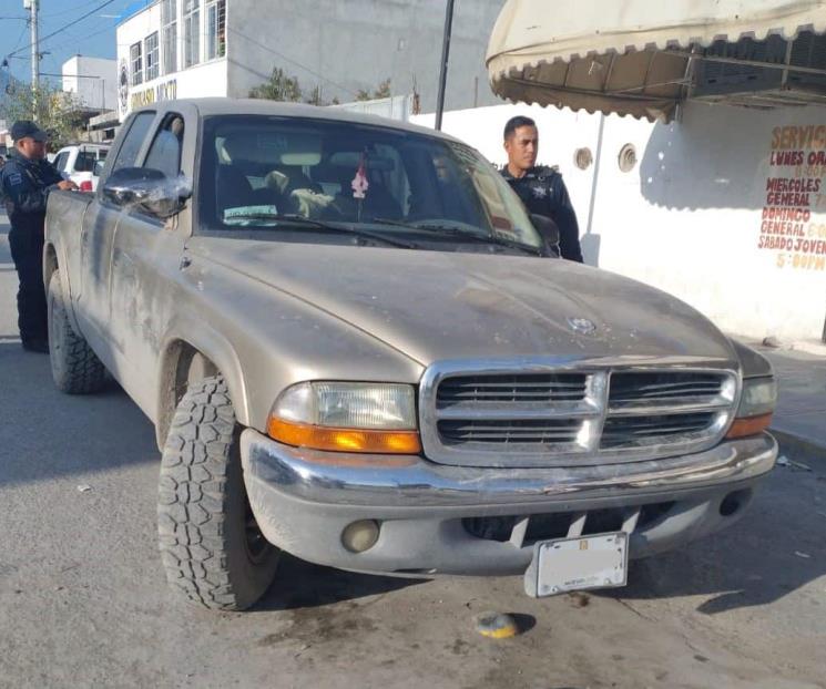 Aseguran camioneta con 70 kilos de cohetes