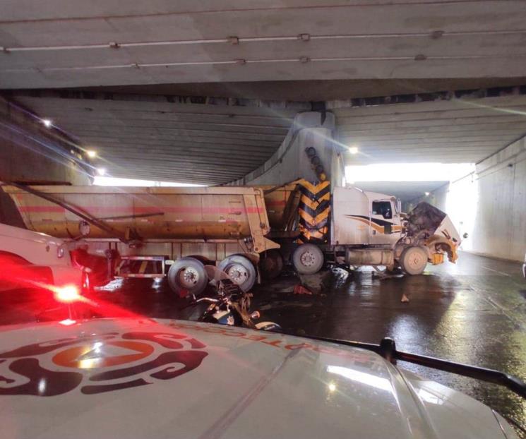 Deja estrellamiento caos vial y daños