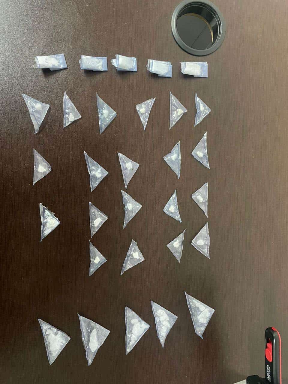 Con algunos gramos de droga y la portación de arma de fuego, un hombre que conducía un auto con las luces pagadas y a exceso de velocidad, fue detenido por elementos de Seguridad Pública de García, luego de estar a punto de ocasionar un accidente.