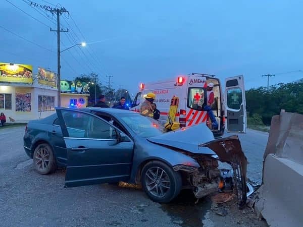 La conductora de un vehículo resultó lesionada luego de estrellar su unidad contra el muro de concreto que divide la Carretera Nacional (Libramiento Vial Norte), en el municipio de Linares.