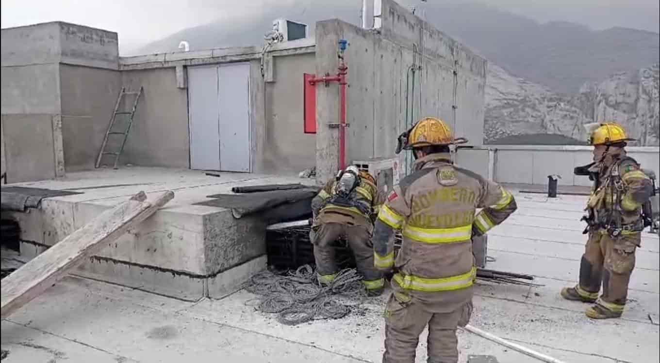 Una intensa movilización de los puestos de socorro se reportó en un edificio de oficinas ubicado en la Colonia Cumbres del Valle, en esta ciudad al reportarse un incendio en la parte alta de la edificación.