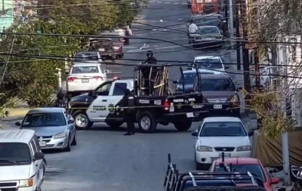 Un joven fue atacado a balazos cuando caminaba por calles de la Colonia Balcones de Aztlán, al ser sorprendido por dos sicarios que viajaban en una motocicleta.