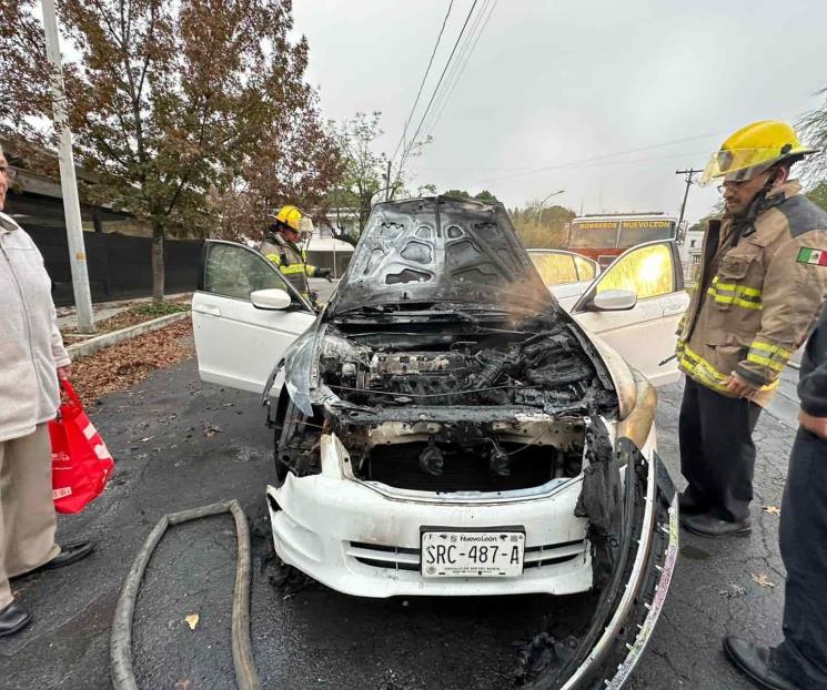 Arde vehículo en la colonia Altavista