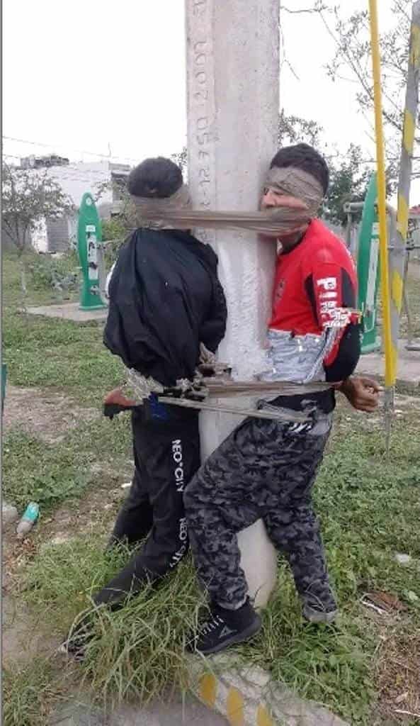 Cansados de ola de robos que se registran en la Colonia Alianza Real, en el municipio del Carmen, Nuevo León, los vecinos se unieron para detener y atar a un poste a dos presuntos ladrones.