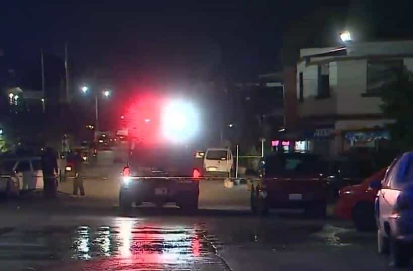 Alrededor de 50 impactos de bala recibió un domicilio la noche del miércoles  en la Colonia San Bernabé, al norte del municipio de Monterrey, donde una mujer resultó con una herida de bala en la cabeza.