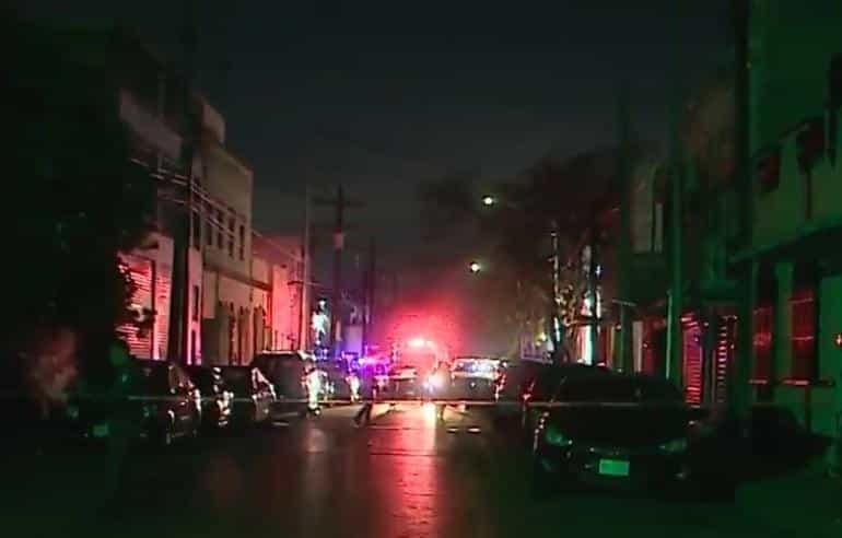 Una persona sin vida, al parecer litigante, y otra lesionada, dejó una agresión a balazos, en el centro de Monterrey.