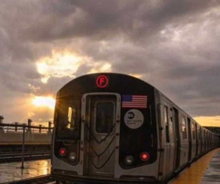 Chocan y se descarrilan trenes en Nueva York, hay 24 heridos
