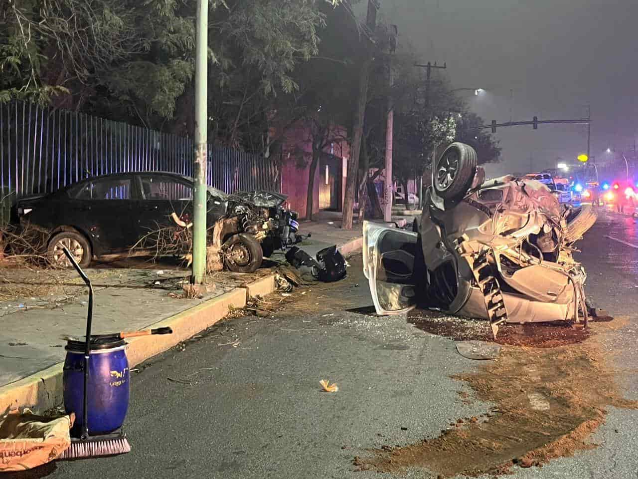Un saldo de dos lesionados, dejó un choque múltiple y volcadura en el que se vio involucrada una patrulla de Fuerza Civil, la madrugada de ayer en la Avenida Abraham Lincoln, Colonia Valle Verde, al poniente de Monterrey.