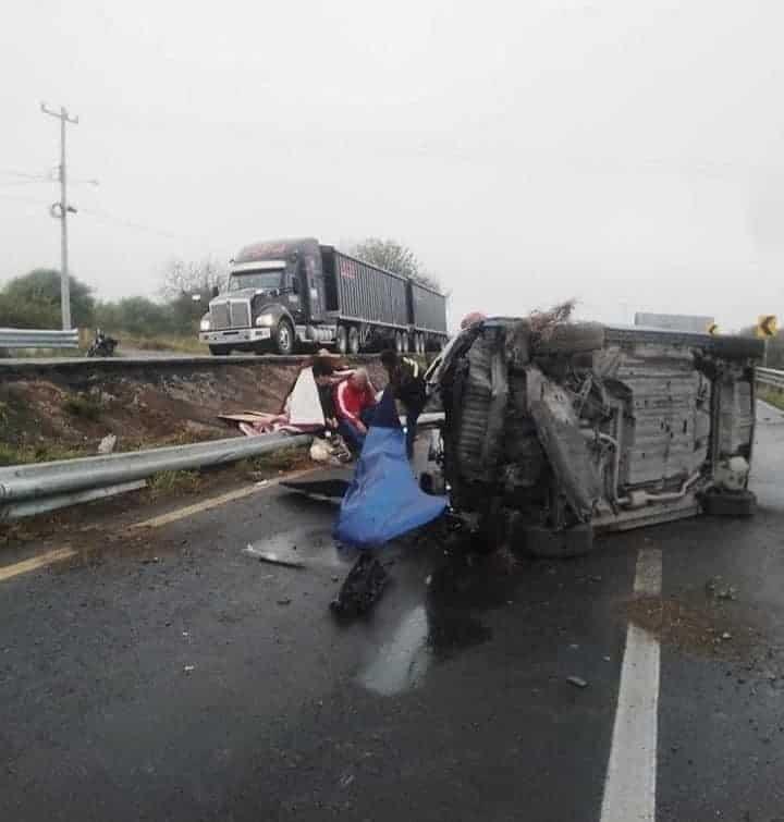 Deja volcadura dos heridos