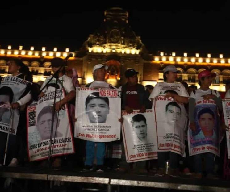 Padres de normalistas exigen acceso a documentos militares