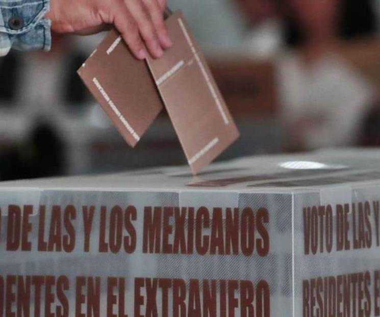 Conminan a mexicanos en EU a tramitar su credencial