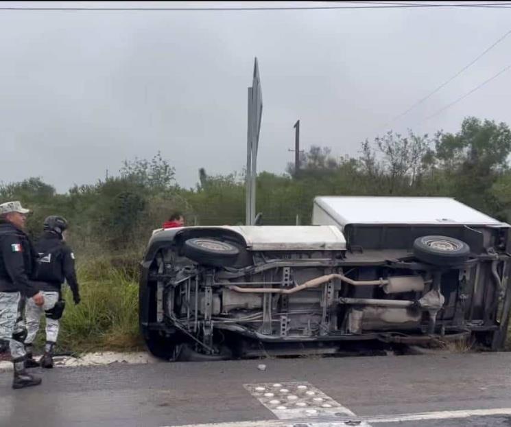 Vuelca camioneta en Montemorelos