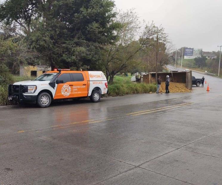 Vuelca camión de carga en Cadereyta