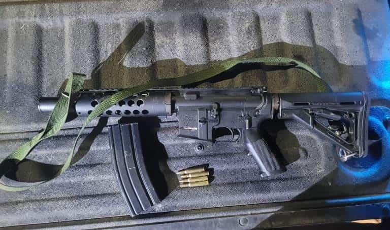 Cae motociclista con arma larga