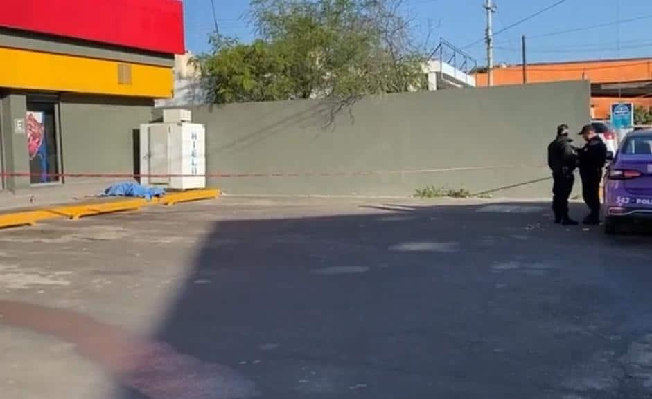 Encuentran muerto al lado de tienda de conveniencia en Cadereya