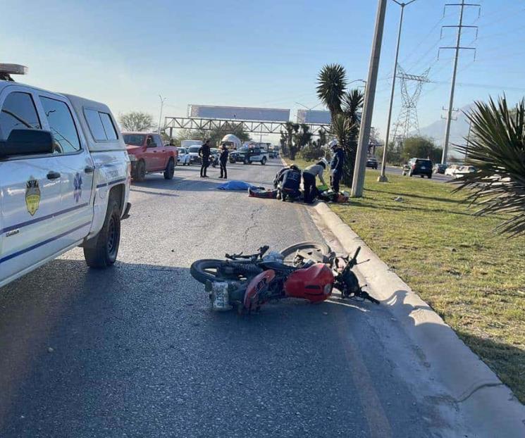 Estrella moto contra poste; muere su acompañante