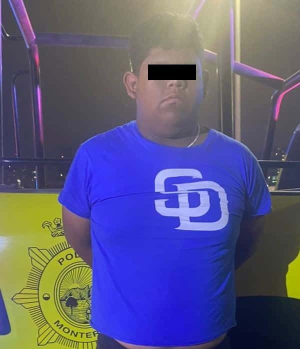 Un joven que circulaba a bordo de una motocicleta a exceso de velocidad, fue detenido por oficiales de la Policía de Investigación de Monterrey, al encontrarle en su poder un arma larga de uso exclusivo del Ejército Mexicano.
