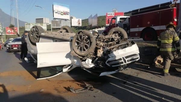 Con diversas lesiones resultó el conductor de una camioneta tras volcarse ayer por la mañana, en la Avenida Lázaro Cárdenas a la altura de la Colonia Villas de Santa Engracia, en el municipio de San Pedro.