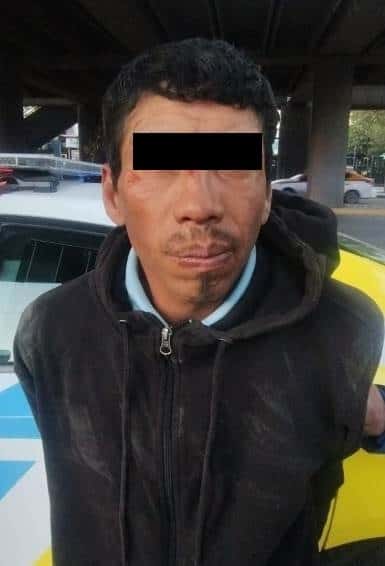 Antes de presuntamente poder saltar con un cuchillo a un conductor que esperaba la luz roja de un semáforo, el presunto responsable fue detenido por elementos de la Policía de Monterrey, en el centro de la ciudad.