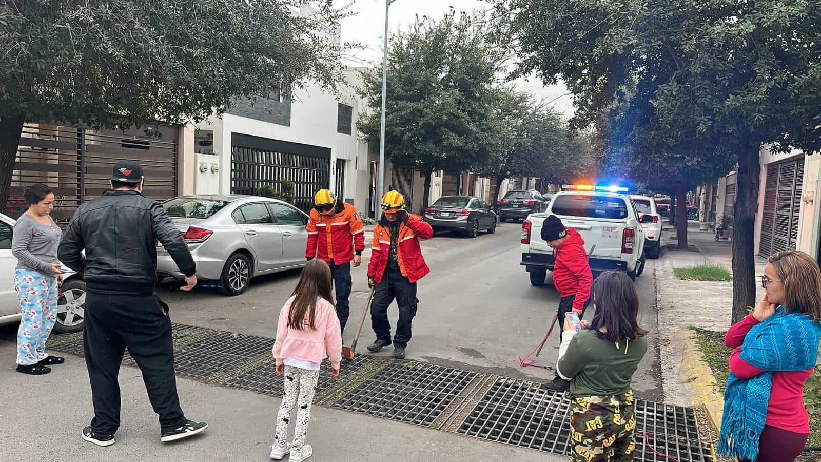 Este domingo, elementos de Protección Civil de Escobedo fueron los “ángeles” de “Boby”, un perrito que quedó atrapado dentro del sistema de alcantarillado en los límites de las colonias Privadas de Anáhuac y La Enramada.