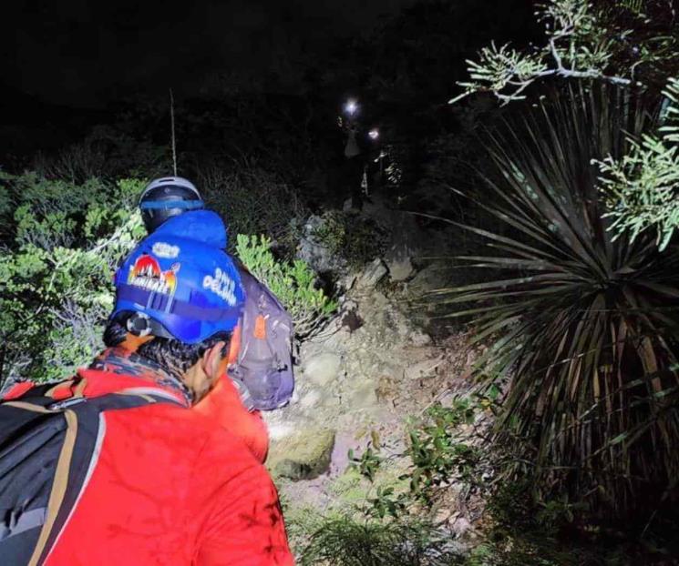 Rescatan a hombre de la tercera edad en cerro de García