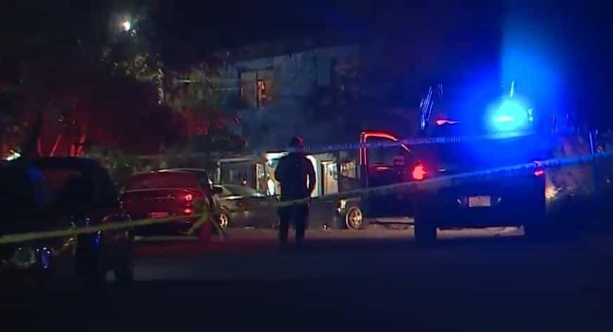 Una persona sin vida y otra lesionada, dejó un ataque a balazos en la Colonia Fomerrey 45, donde se realizaron al menos 40 detonaciones y se vieron dañados algunos domicilios y vehículos estacionados.