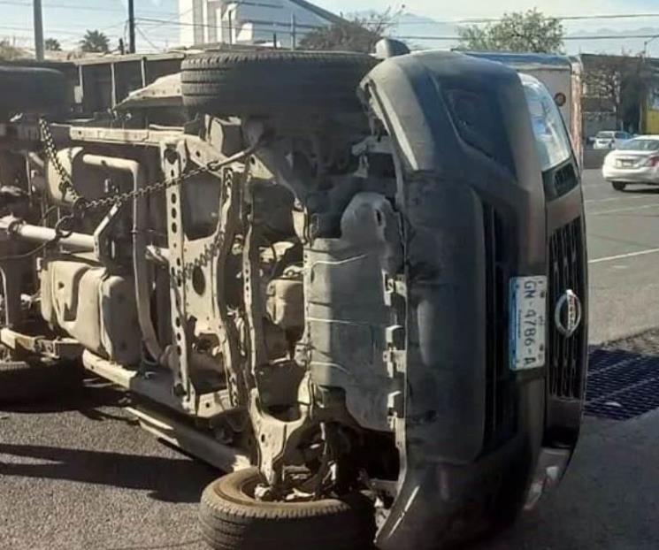 Resulta herida al intentar cambiar de carril y volcar