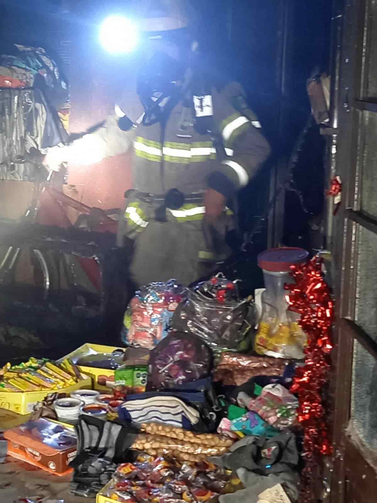 Elementos de la central de Bomberos de Nuevo León, se trasladaron a un domicilio de la Colonia Paseo de los Pinos,  en Apodaca, que se incendió debido a un corto circuito.