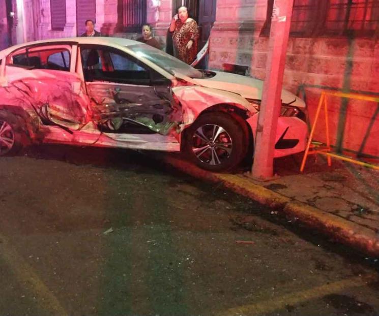 Ocasiona conductor destrozos con su auto