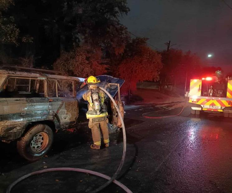 Acaba fuego con camioneta