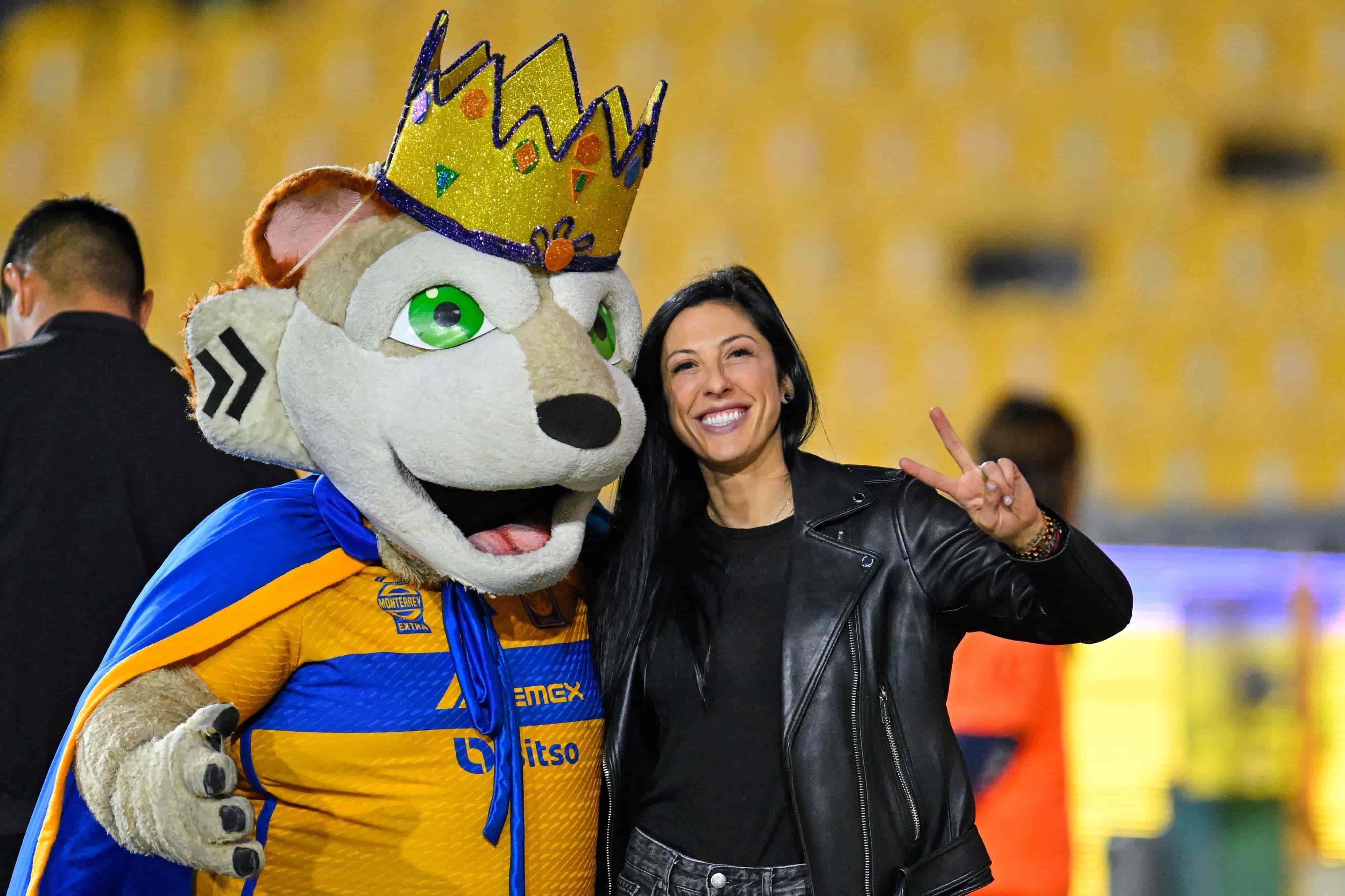 Jennifer Hermoso presente en el Estadio Universitario.