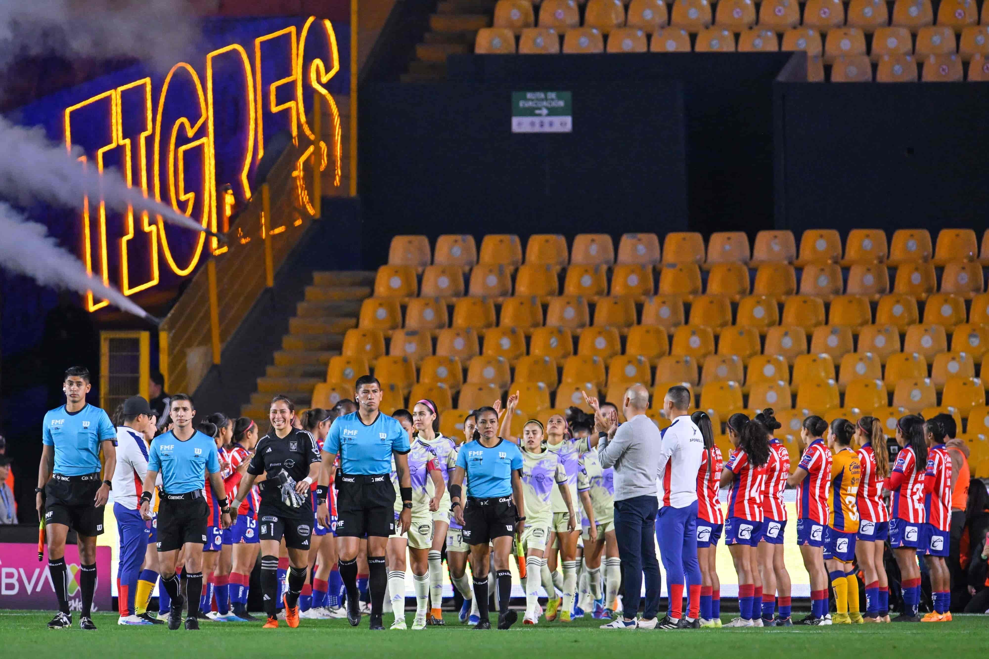 Pasillo a Tigres Femenil por su campeonato del Apertura 2023.