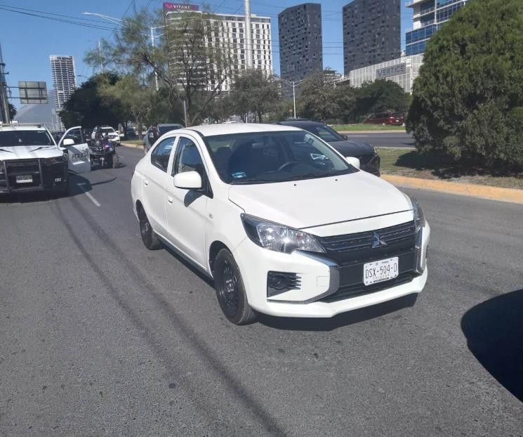 Detienen a conductor en auto robado