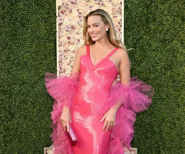 Se viste Margot Robbie como Barbie en los Globos de Oro