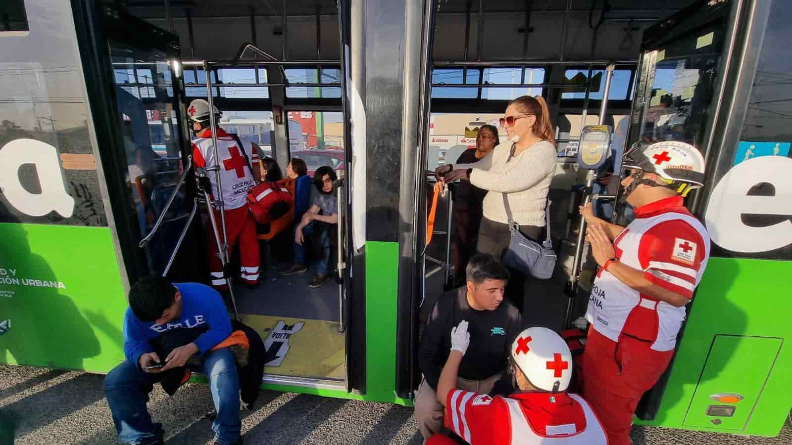 Un accidente por alcance entre dos unidades de Ecovia dejó como saldo a 37 pasajeros con golpes entre ellos cuatro menores, al poniente de Monterrey.
